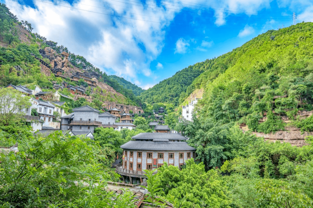数量:5张详情:全景豪华套房(含2份西餐自助早餐,含2张客天下景区门票