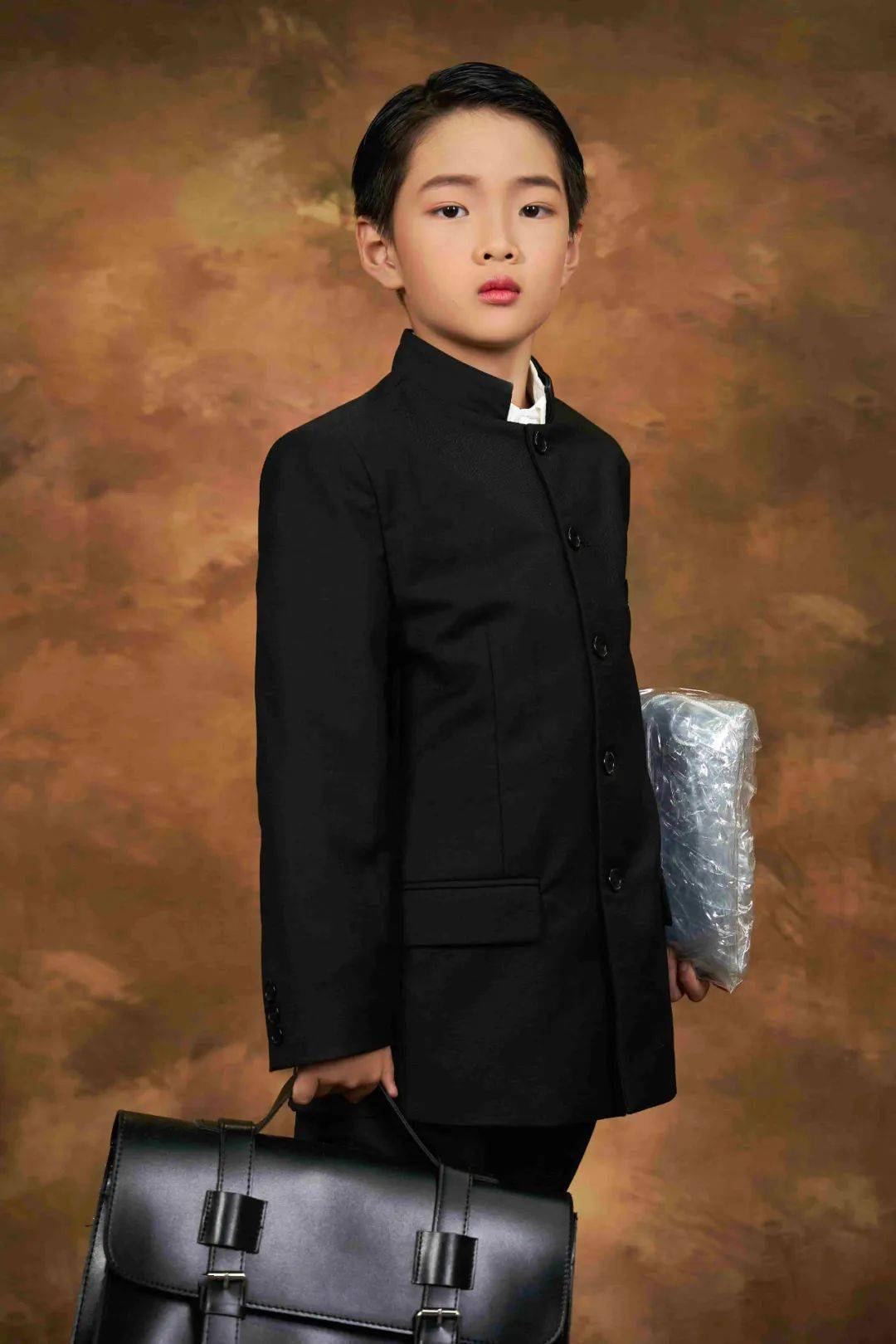 话剧《群猴》定妆照崔浩宇(左)张恺悦(右)话剧《群猴》定妆照胡京贤