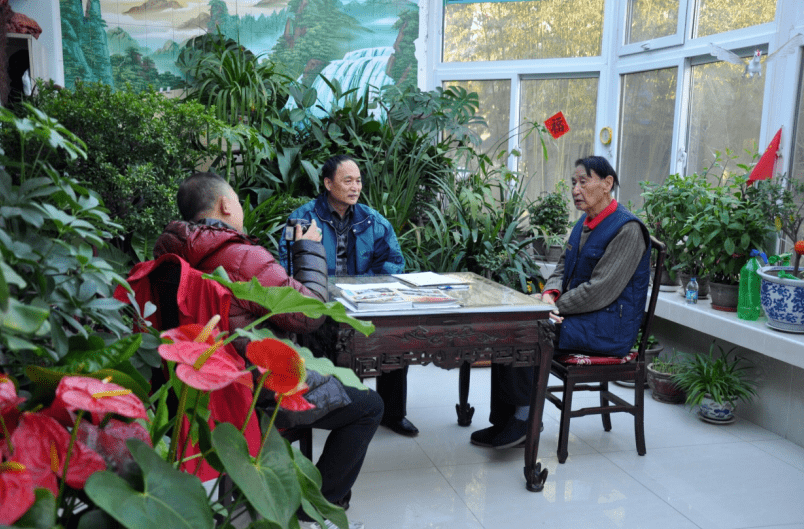 记者采访刘玉堤将军,中为刘将军长子刘飞保 肖邦振/摄"神十"曾搭载刘