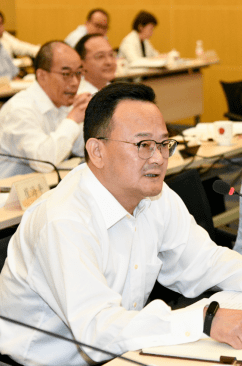 区人大常委会委员干志英,唐丽萍,黄礼勇,黄强华作审议发言.