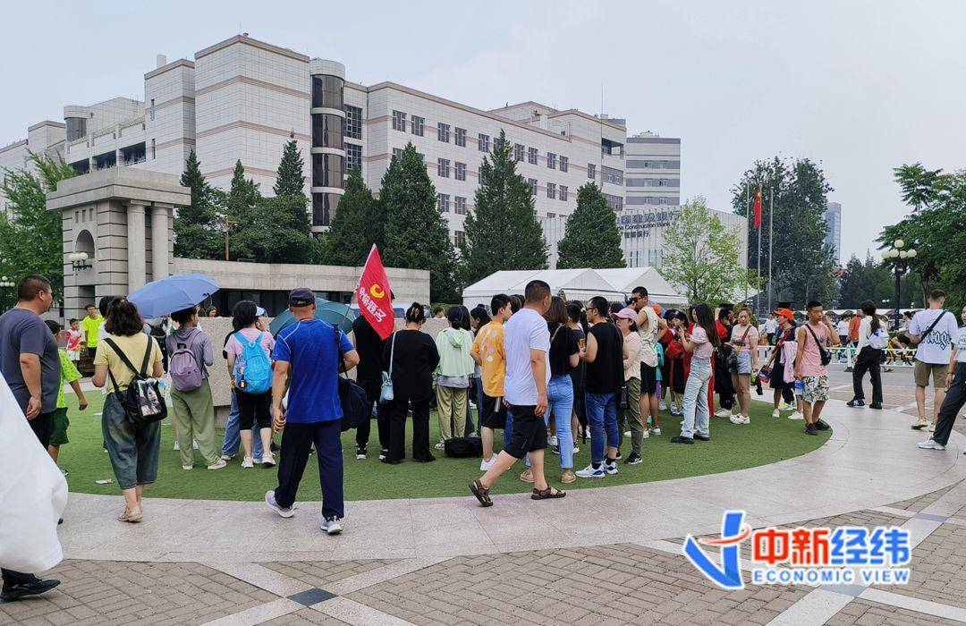 26日,中新經緯實地探訪看到,在清華大學東南門校碑前,簇擁著數十位穿