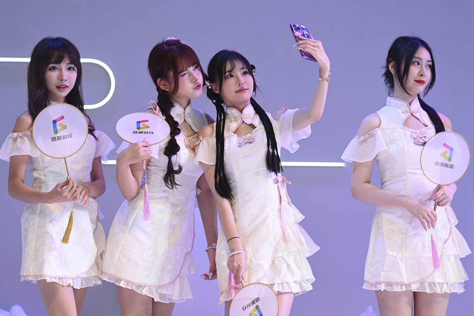 城事|chinajoy开幕,卡琳娜演绎影战士机甲cos秀_观众_互动_参展