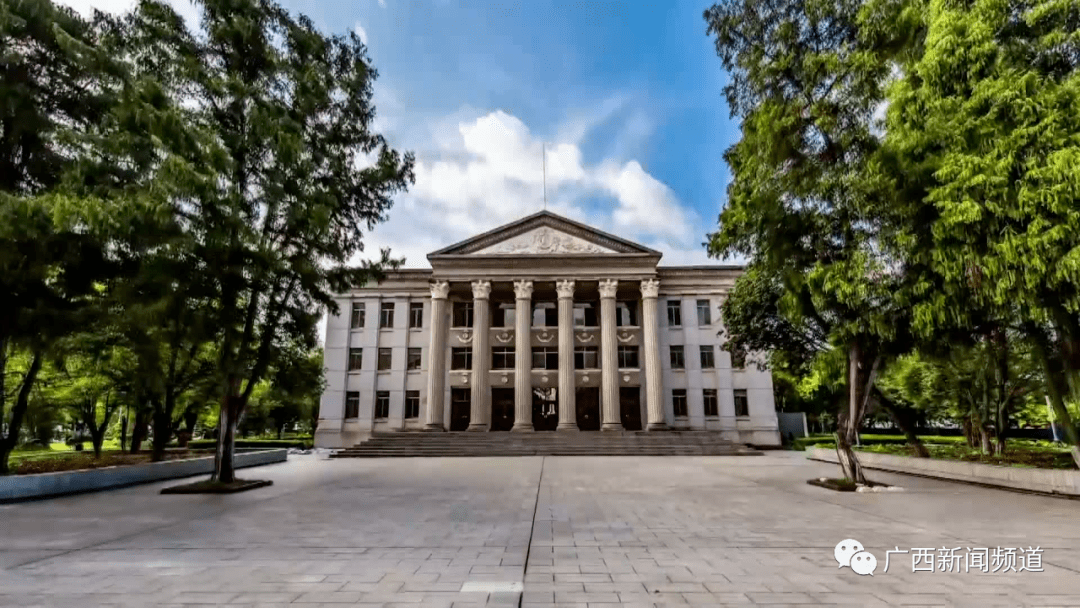 录取通知书的立体部分是广西大学的标志性建筑大礼堂,下方是校园名景