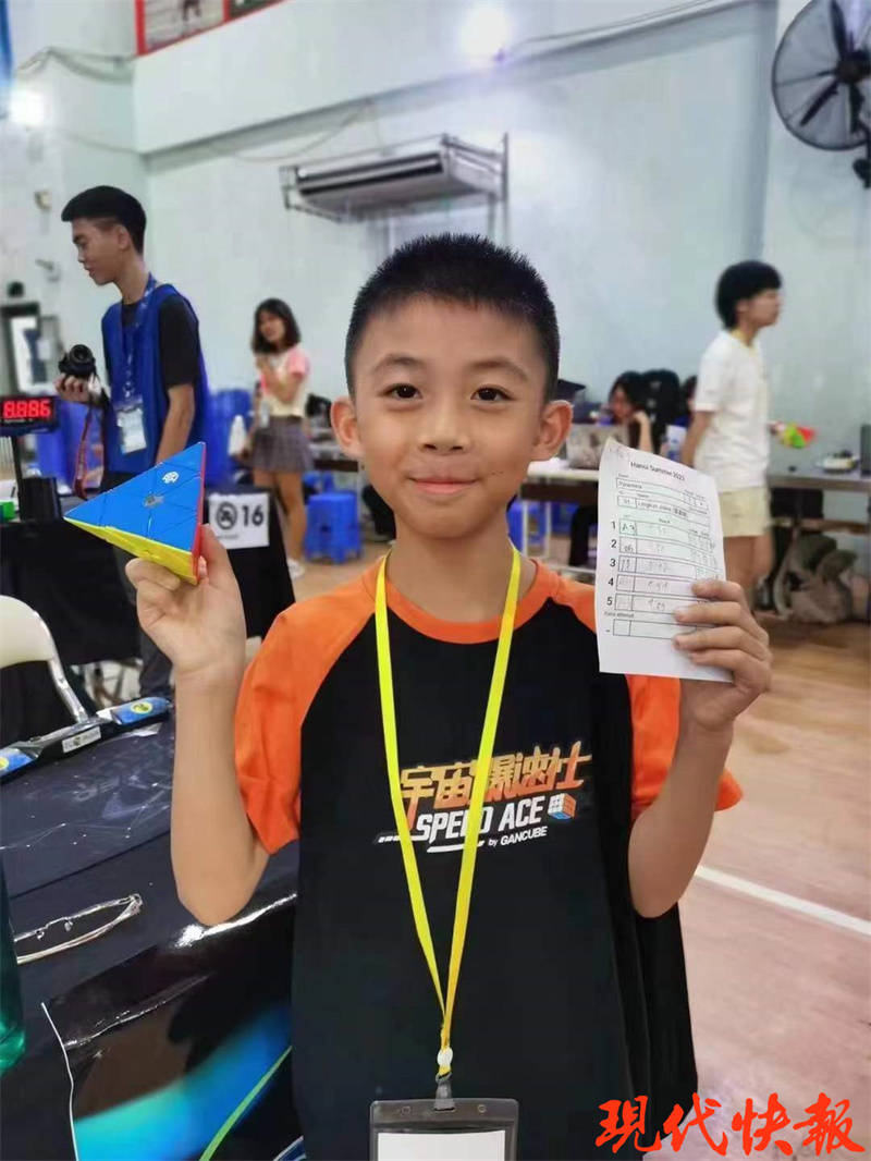 手速太快！8岁男孩1.7秒打破魔方金字塔项目亚洲纪录