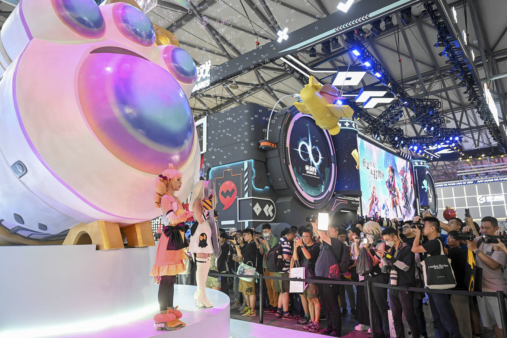 城事|chinajoy开幕,卡琳娜演绎影战士机甲cos秀_观众_互动_参展