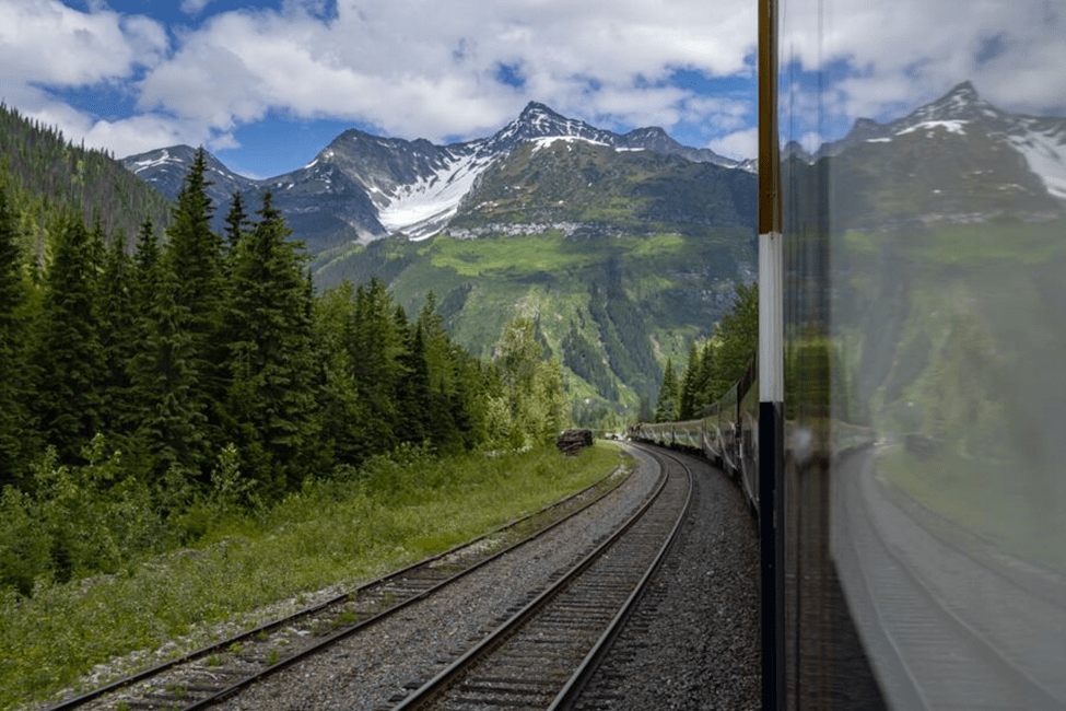 加拿大落基山登山者号金枫列车 2天1晚同时,你还将穿过铁路史上蛀名