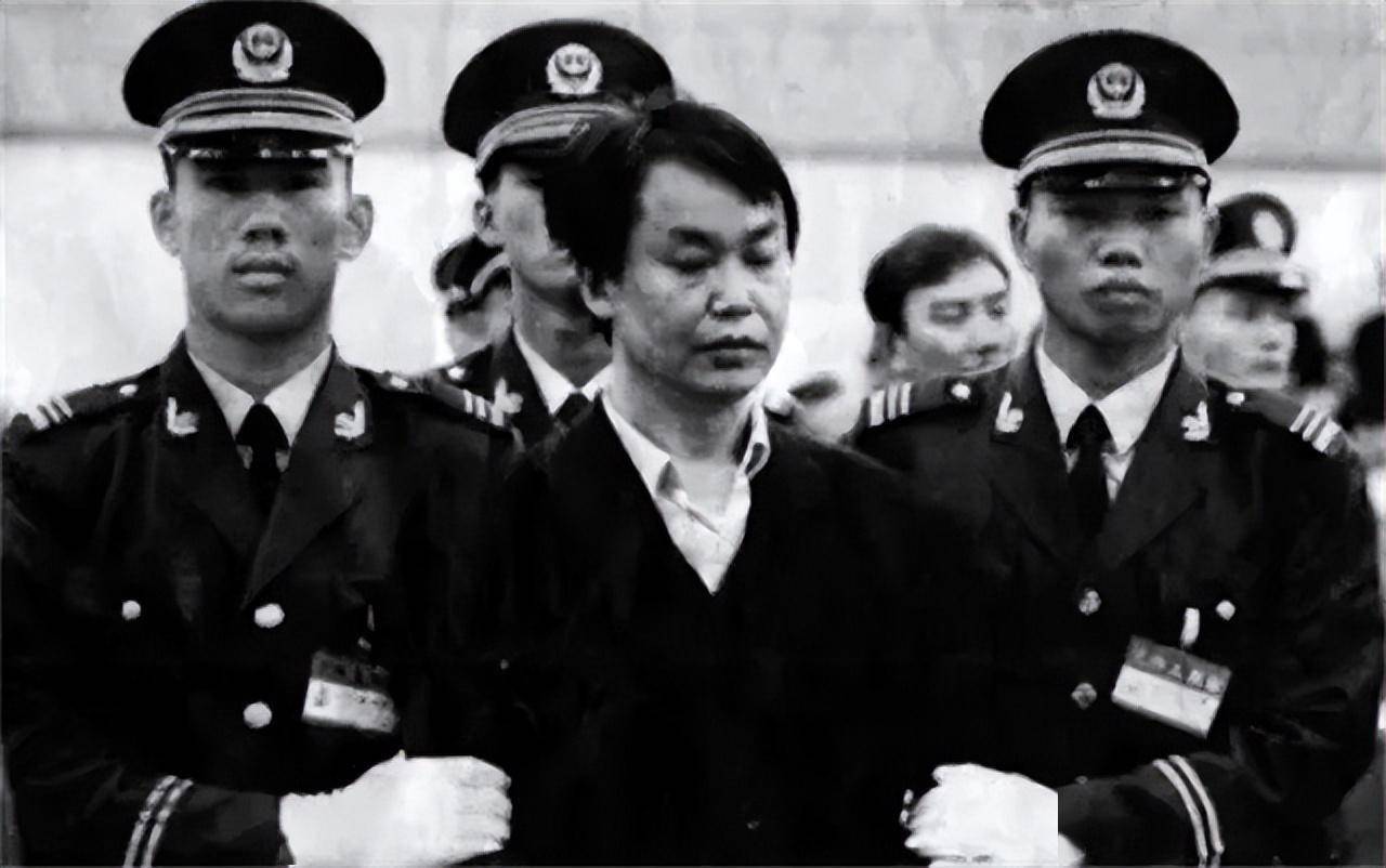 “世纪贼王”张子强43岁被枪毙,死后银行账户20亿,曾勒索李嘉诚_香港_罗艳芳_警方