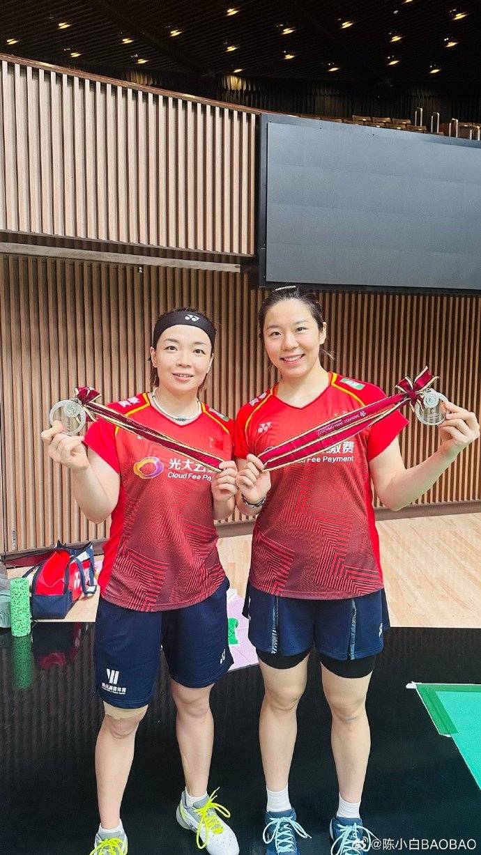 日本公开赛获得女双银牌,羽毛球队员陈清晨晒照发文:我会回去好好练