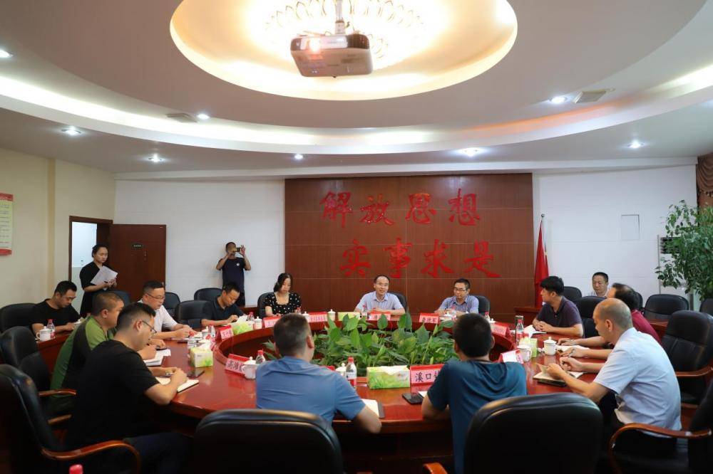 每年农历六月初一至十九,许多信众都会赴华蓥山宝鼎光明寺敬佛朝拜,据
