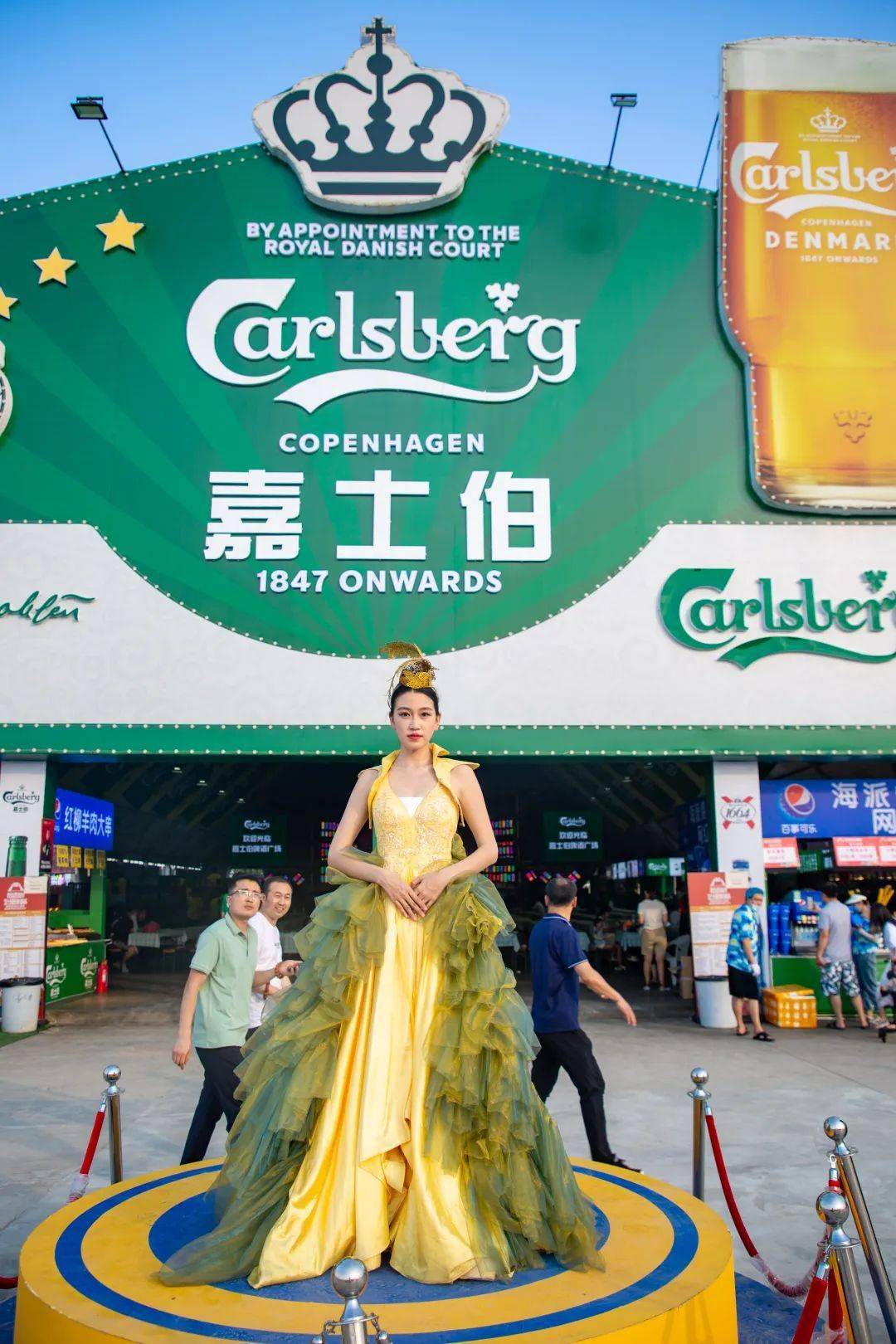 嘉士伯啤酒华服设计中采用了青西金啤的色彩金黄色为主,蓝绿冷色系为