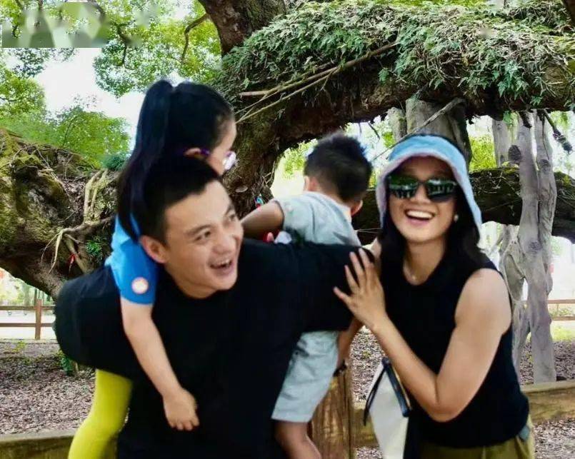 朱丹晒一家四口出游照,与老公牵手秀恩爱,周一围照顾儿女有担当_孩子