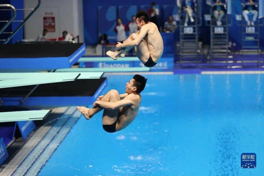 广州跳水运动员黄博文勇夺大运会男子双人3米板冠军_金牌_中国_梁朝辉