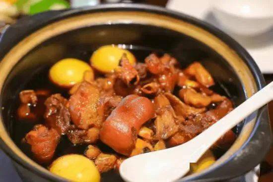 猪脚异常软烂,肉色红润诱人,甜味自然,酱香浓郁.