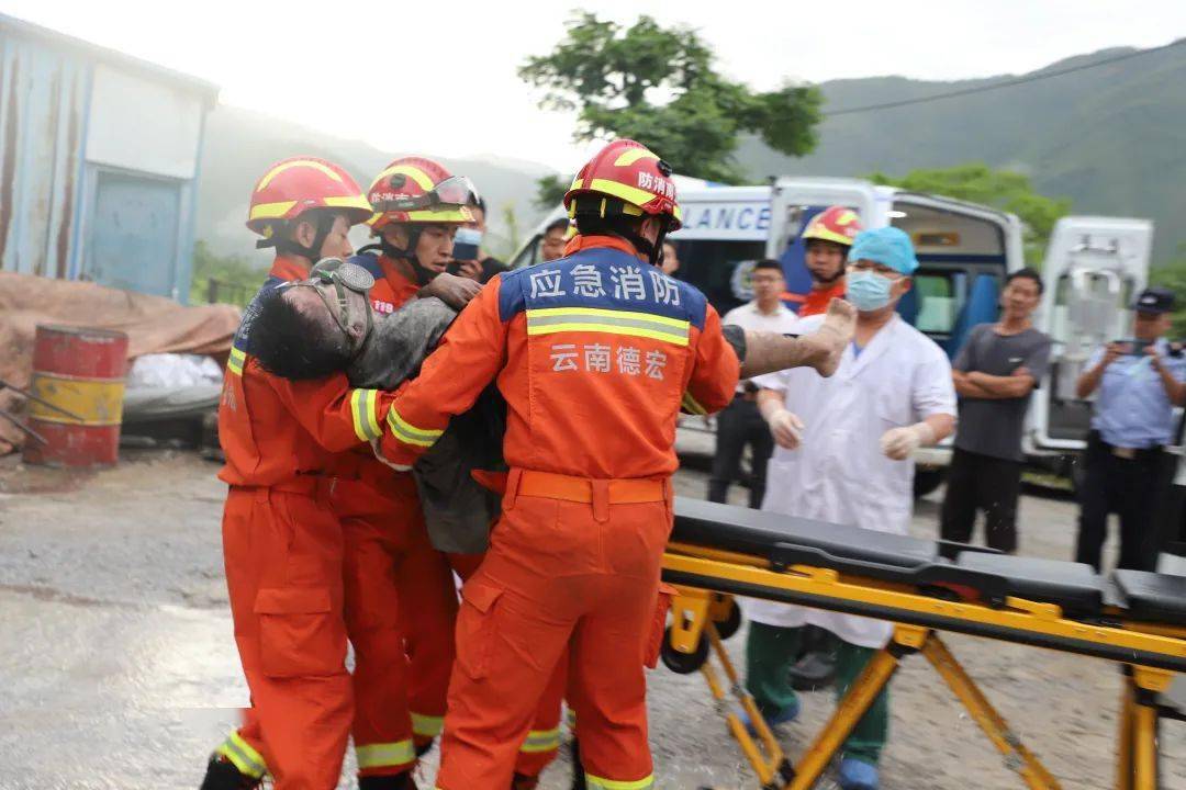 大瑞铁路一隧道因电力系统损坏7人被困，消防员4小时成功营救