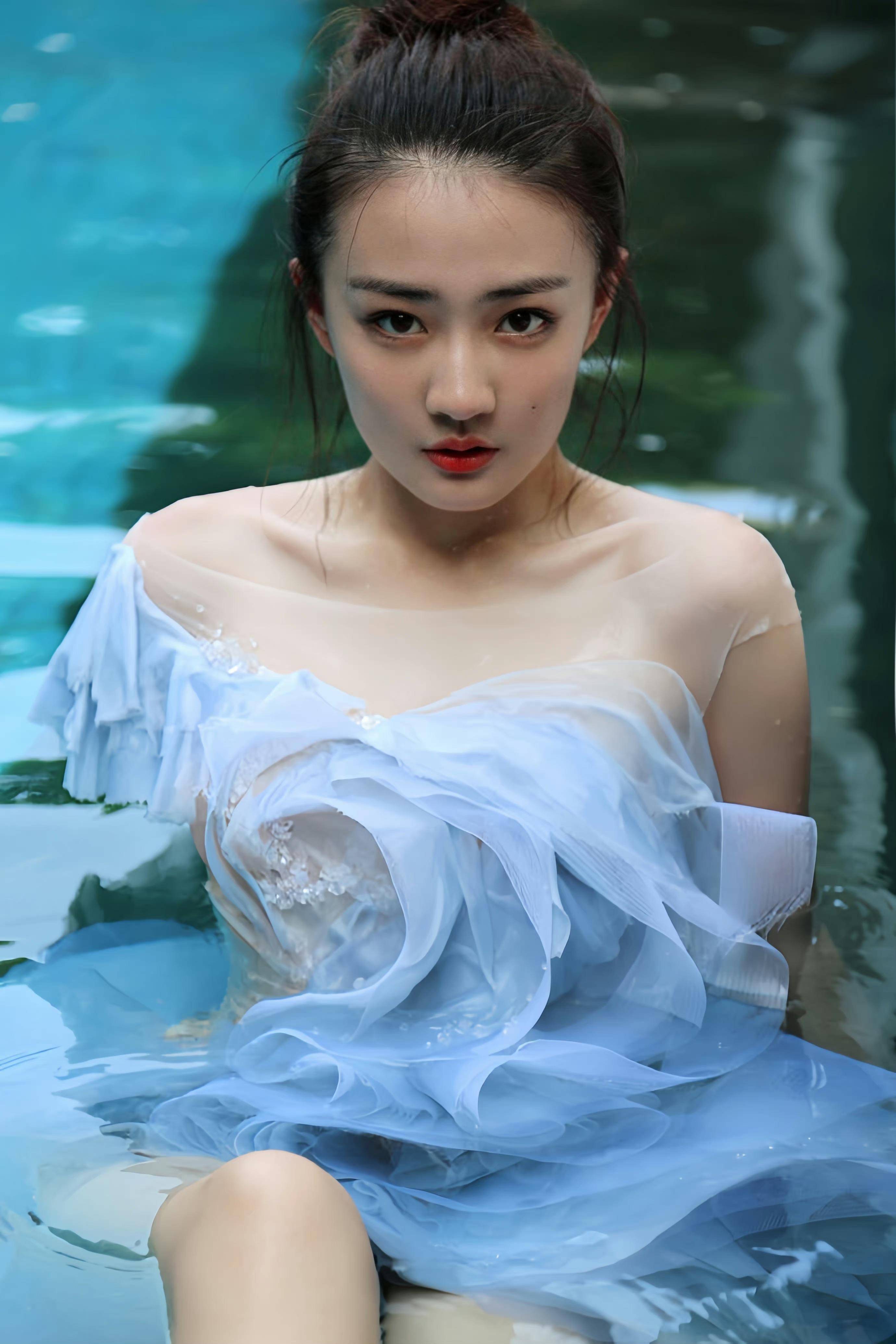 徐璐海边拍大片,穿单层纱裙甜美又撩人,容貌清纯身材出众!