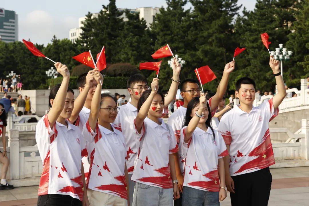 今天的南昌八一广场!_方阵_红旗_大学生