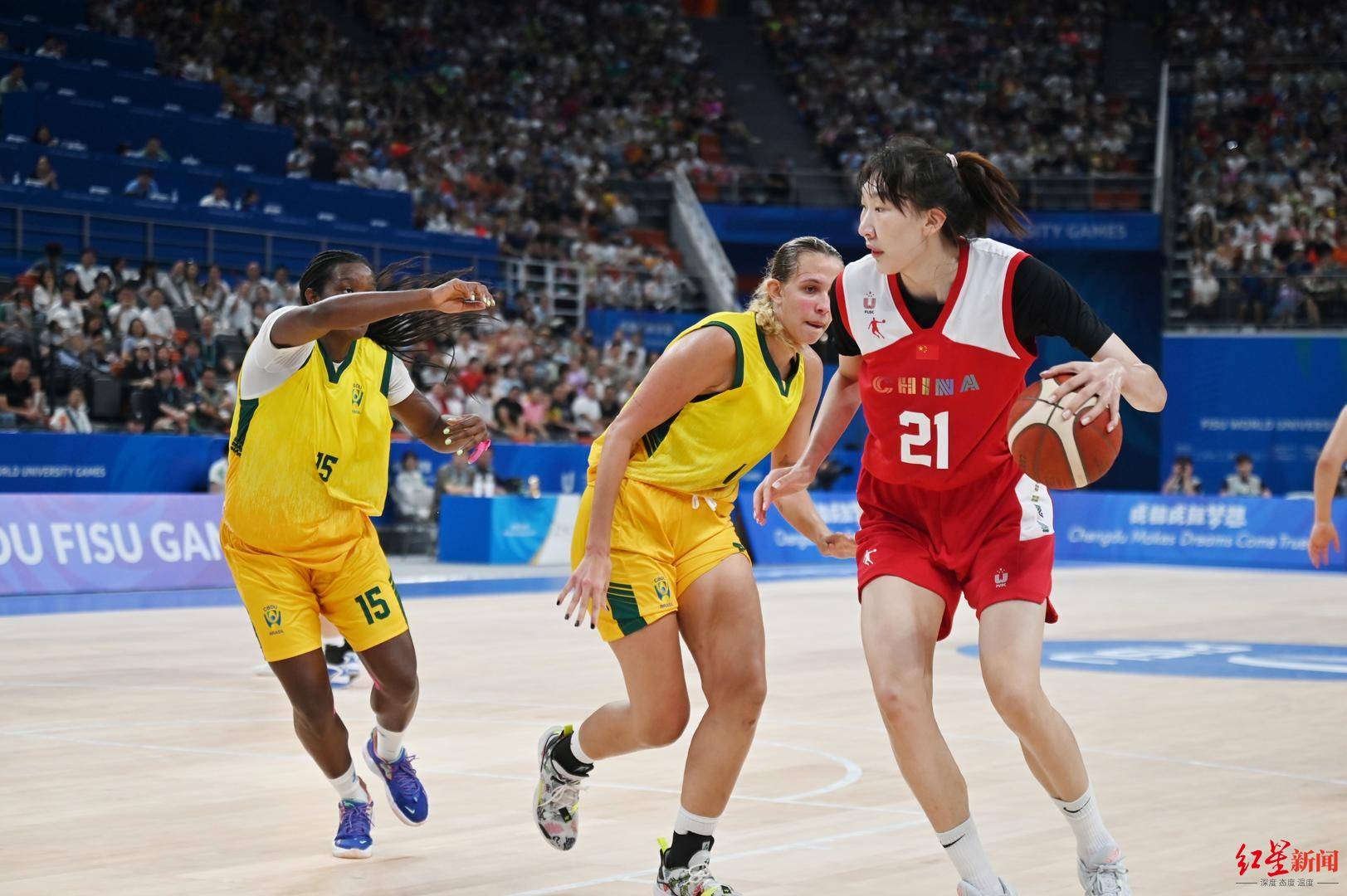 中国女篮大胜巴西队,轻松晋级成都大运会四强_中国队_韩旭_篮板