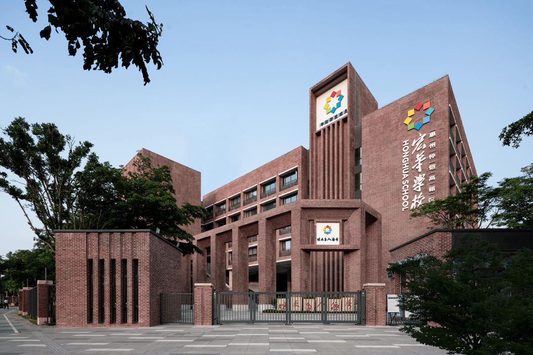 理事单位作品丨几何秩序下的红砖魅力 | 惠州宏华学校_建筑_校园_材料