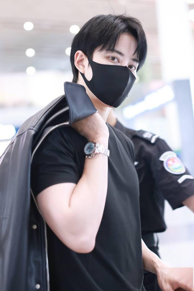 泰星mike穿皮衣现身机场化身乙游男主_儿子_maxwell_sarah