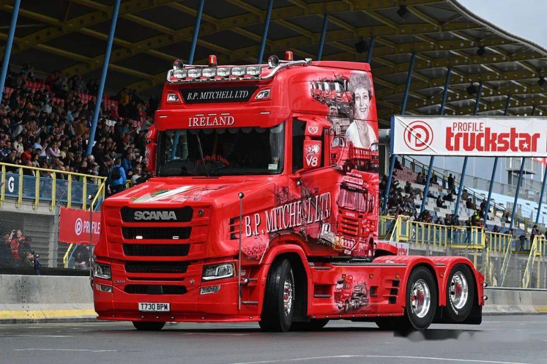 爱好者参与进来,这辆从爱尔兰开过来的右舵长头斯堪尼亚颜色够喜庆