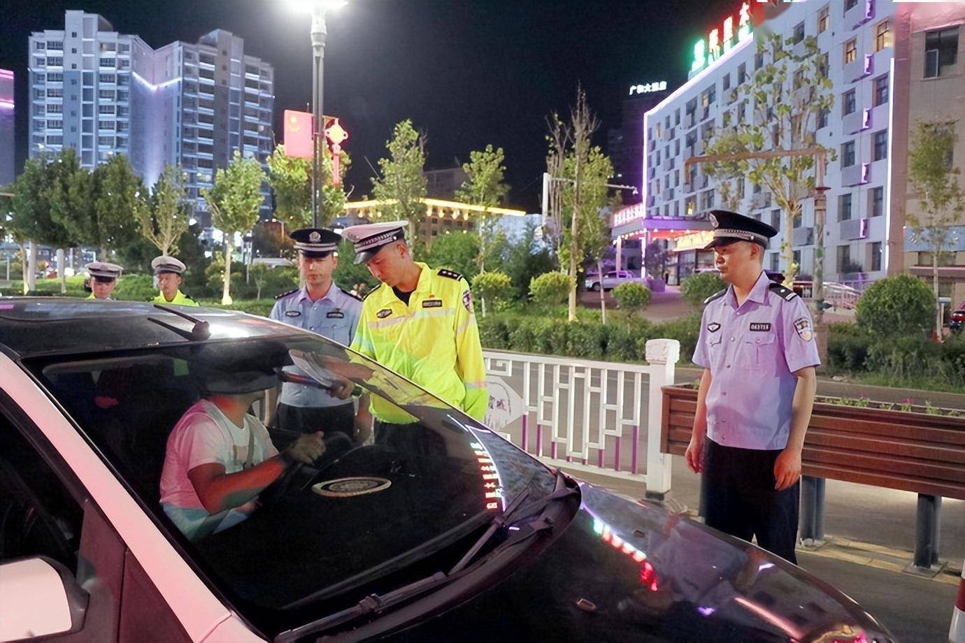 伊犁州霍城县和田县公安局禁毒大队联合交警大队在辖区路段设立检测