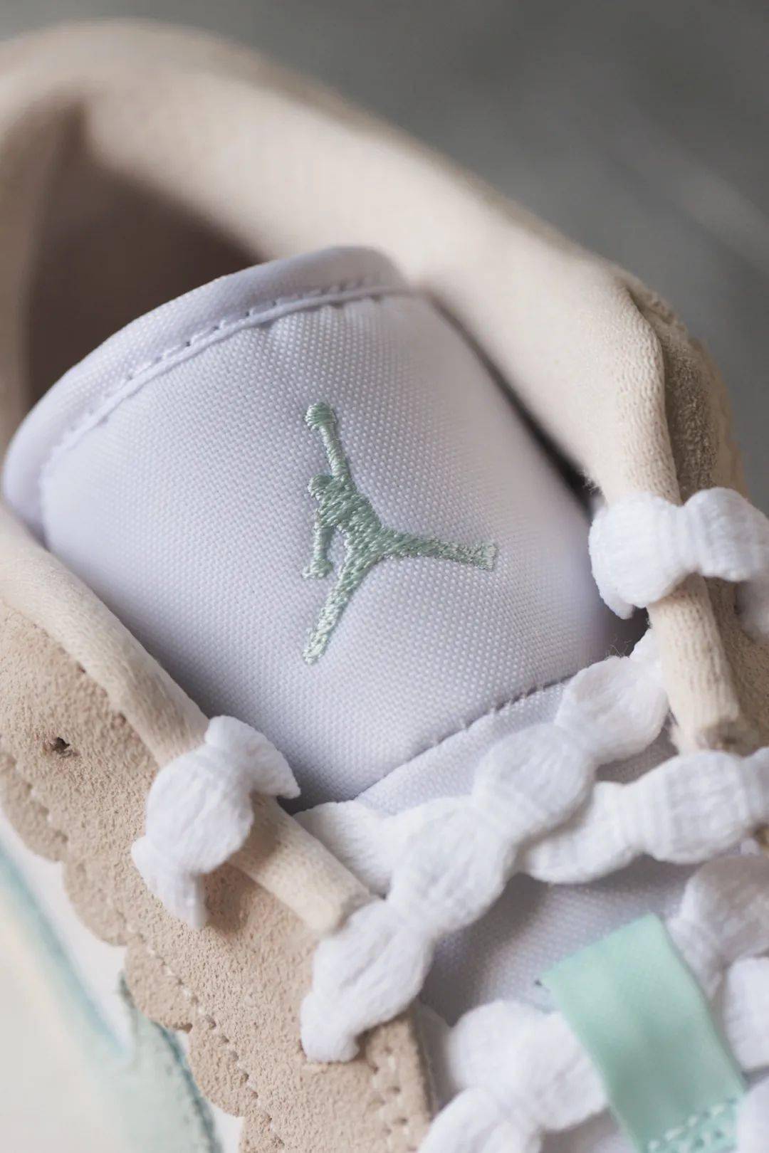 jordan 1 low se gs "guava ice"|soar 限量发售_的设计_少女_鞋带