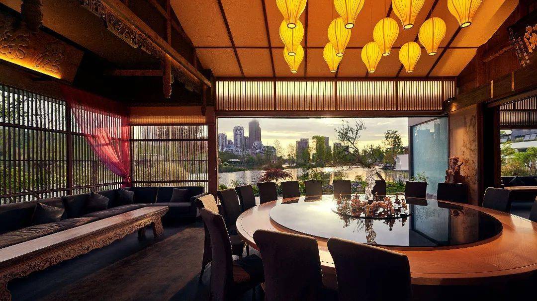 与宽窄巷子店有点不同,麓湖店的水元素让餐厅多了不少灵动雅致,古朴的