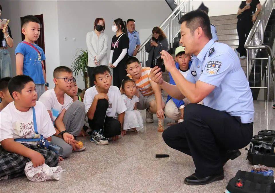 警棍,抓捕器具,辣椒水喷雾剂,手铐等警用器械