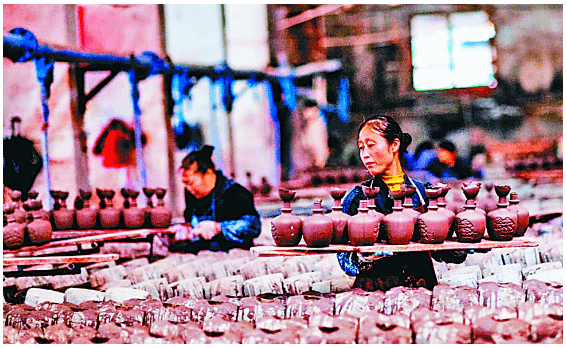 近日,2023中国国际精品陶瓷展览会在北京举办,笔者家乡重庆荣昌的陶瓷