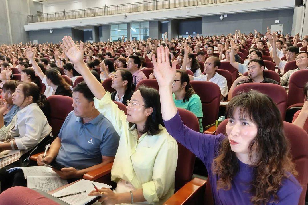 7月31日下午,赵俊老师从"新课标新在哪""数学教学为什么要变""怎么变"