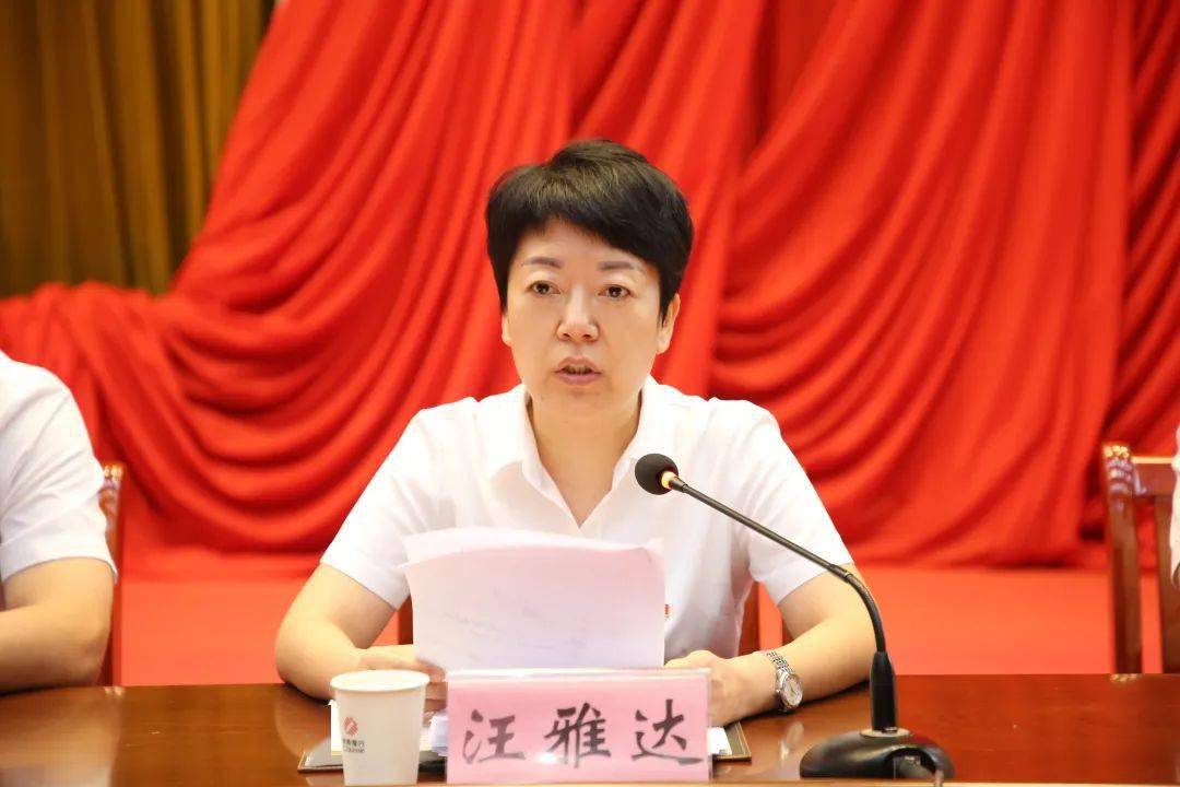 县委常委会主持会议,县委书记潘琍代表县委常委会作上半年工作报告,并