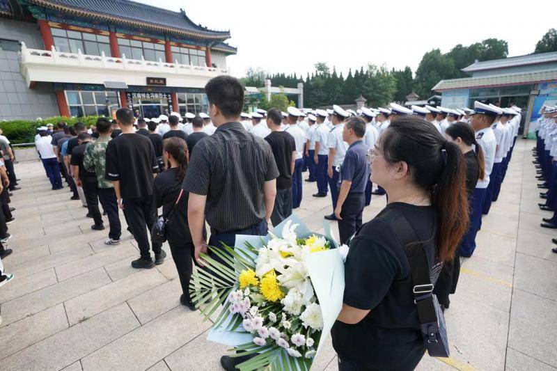 市民自发送别北京牺牲消防员冯振烈士_救援_仪式_遗体