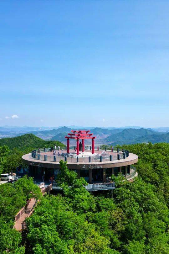 暑期游玩新去处 长春神鹿峰 森林动物泼水节持续加码 千人快乐加倍