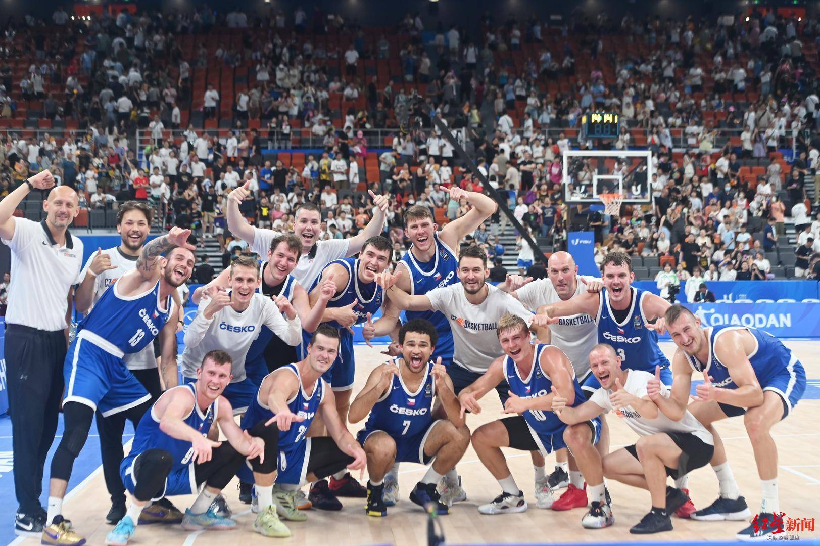 捷克队击败阿根廷队 凤凰山看台上演浪漫求婚_比赛_观众_成都