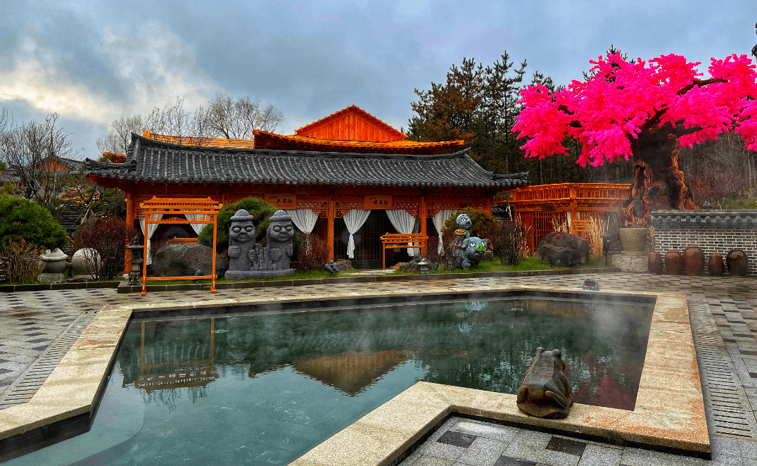 得天独厚,娱乐项目也是让人啧啧称奇,5d玻璃吊桥,高空漂流,林海飞龙