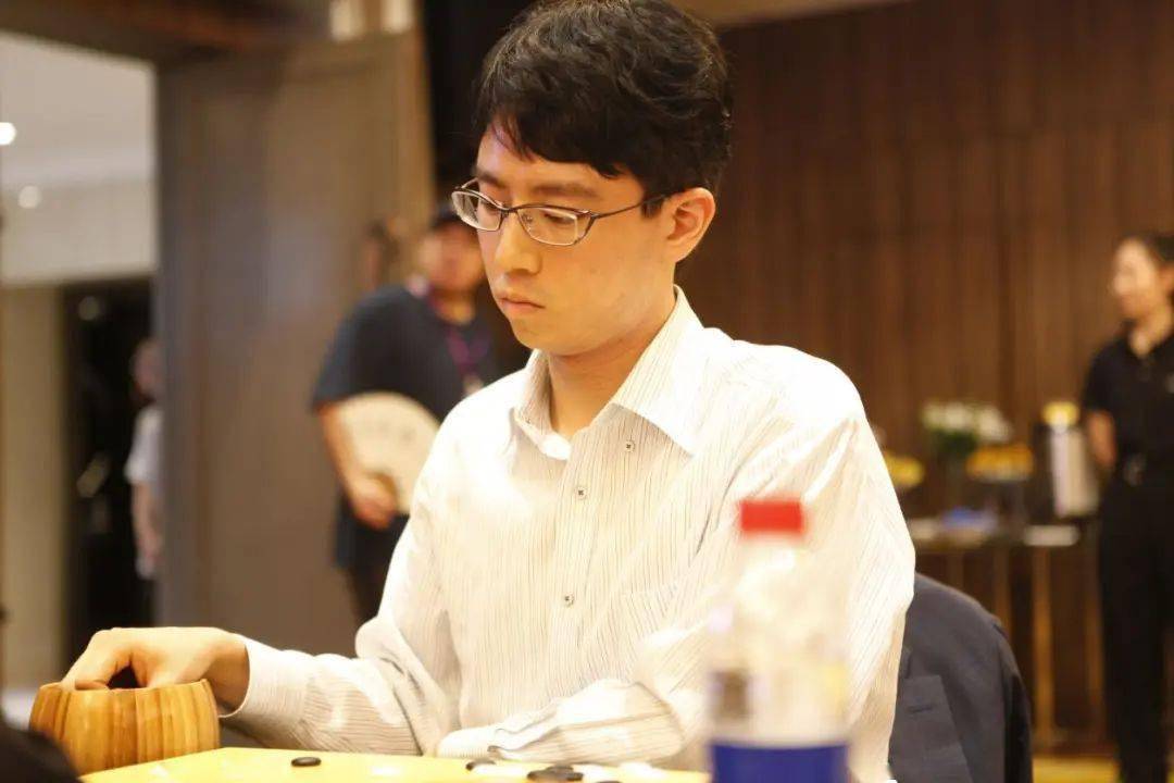 八段胜柁嘉熹九段,古灵益七段胜何语涵六段,刘宇航六段胜谢尔豪九段