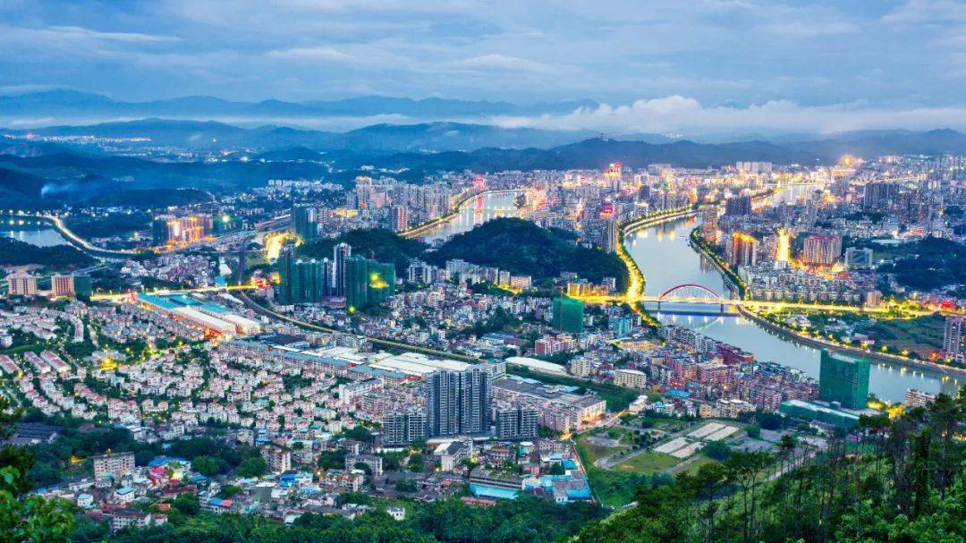 鸡公山航拍图黄岗山,又名皇岗山,位于韶关市浈江区.