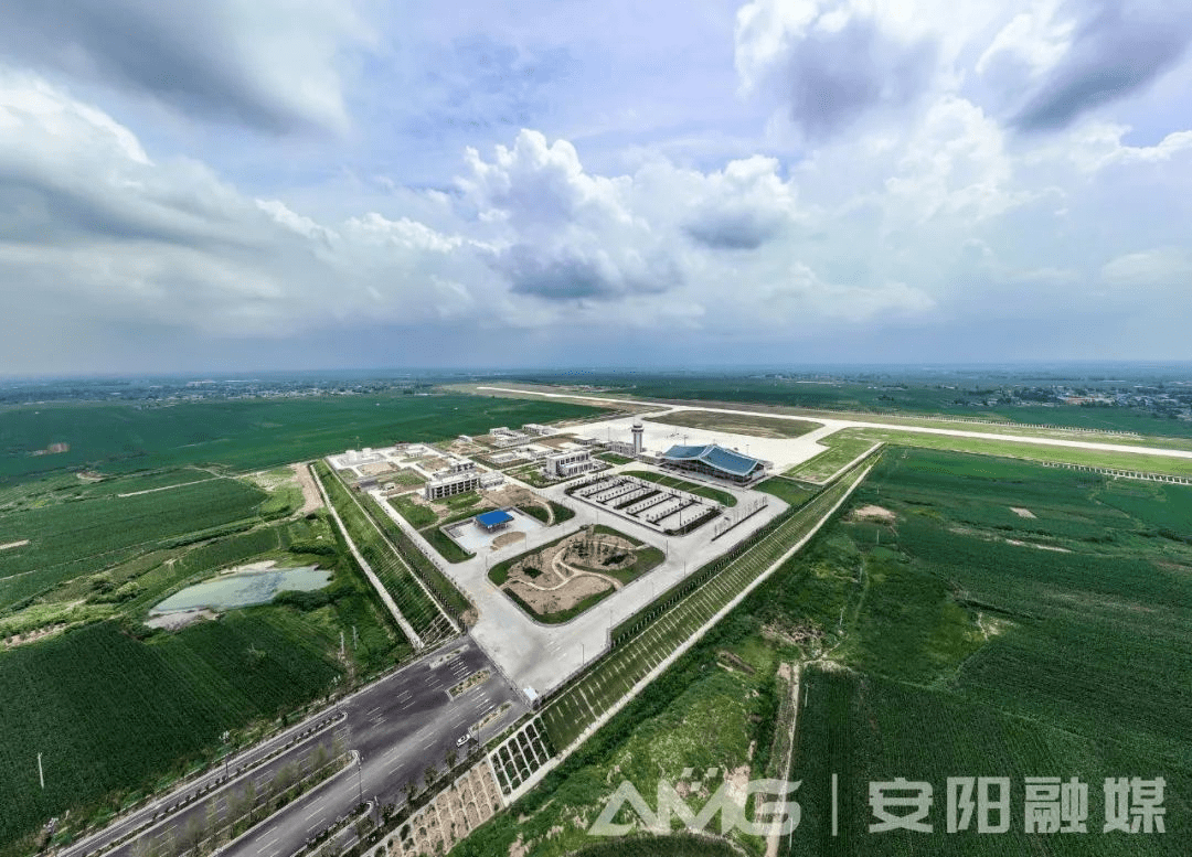 安阳红旗渠机场位于汤阴县瓦岗乡,西侧为京港澳高速,东侧为国道515,距