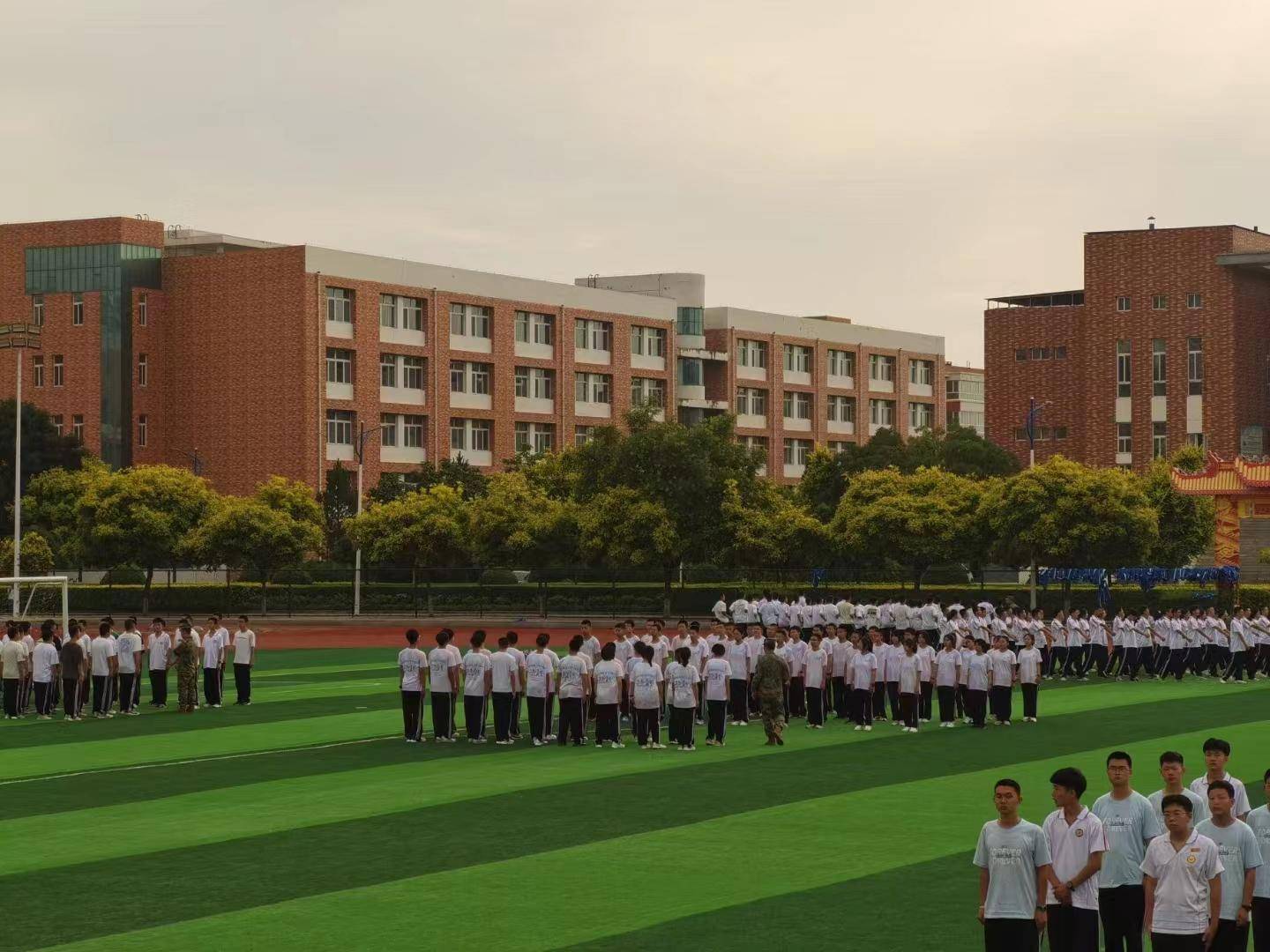 每日一图:朔城区一中(新校区)日出日落,彩云烧红,有雨也有风_图文