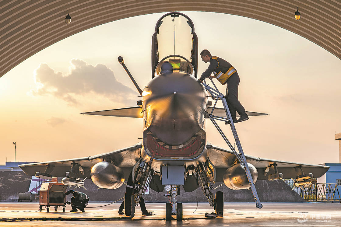 战鹰呼啸 搏击云天:空军航空兵某旅开展空战对抗训练_战机_飞行员