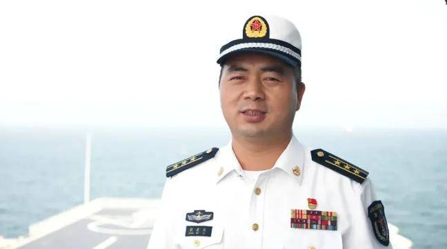 首艘"地位仅次于航母"的战舰,舰长易人_海南_张美玉_两栖攻击舰