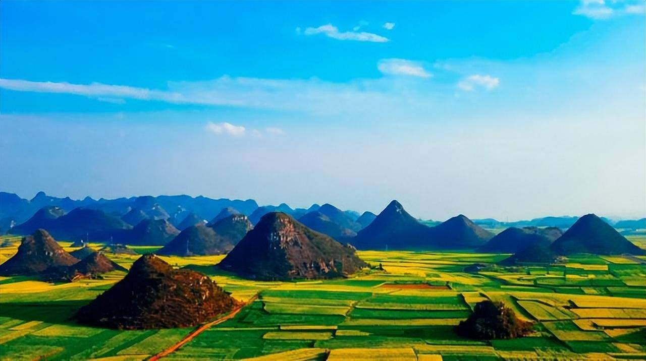 云南曲靖景色_罗平县_油菜花_村寨