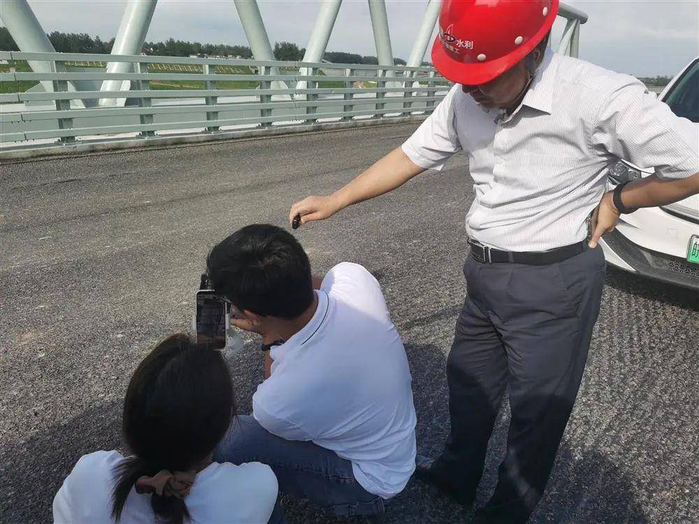 直播第一站,到了连通亳州与蒙城的亳蒙高速公路一期工程的工地,袁伟先