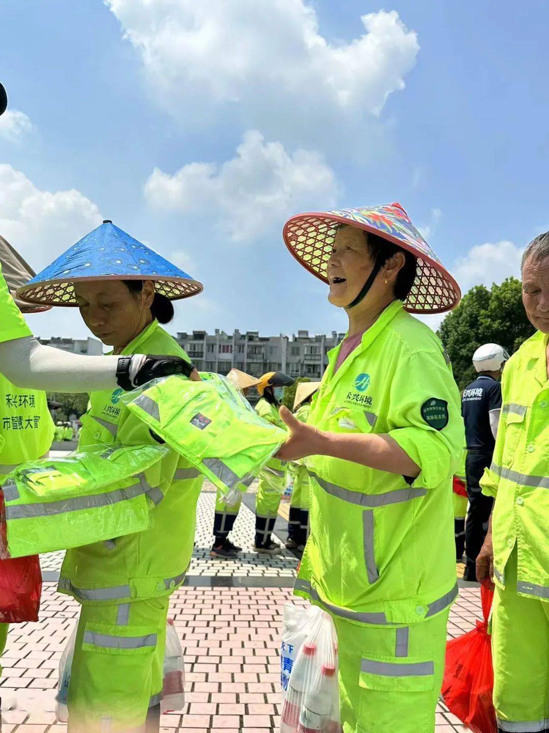 秀洲环卫工人这"夏"更清凉