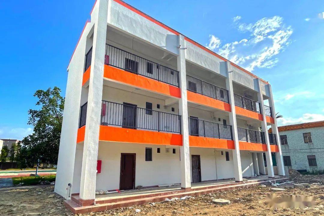 金灶镇灶浦第一初级中学始建于80年代中期,使用年限较长,校舍及教师