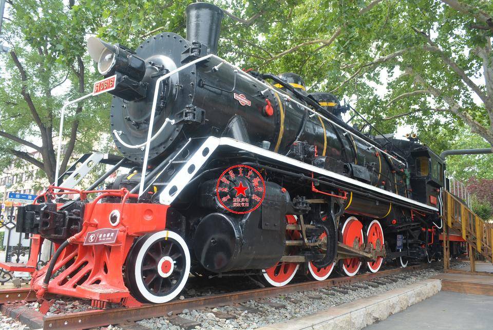 陈列在胶济铁路博物馆院落内的一台1973年制造的上游型蒸汽机车已改成