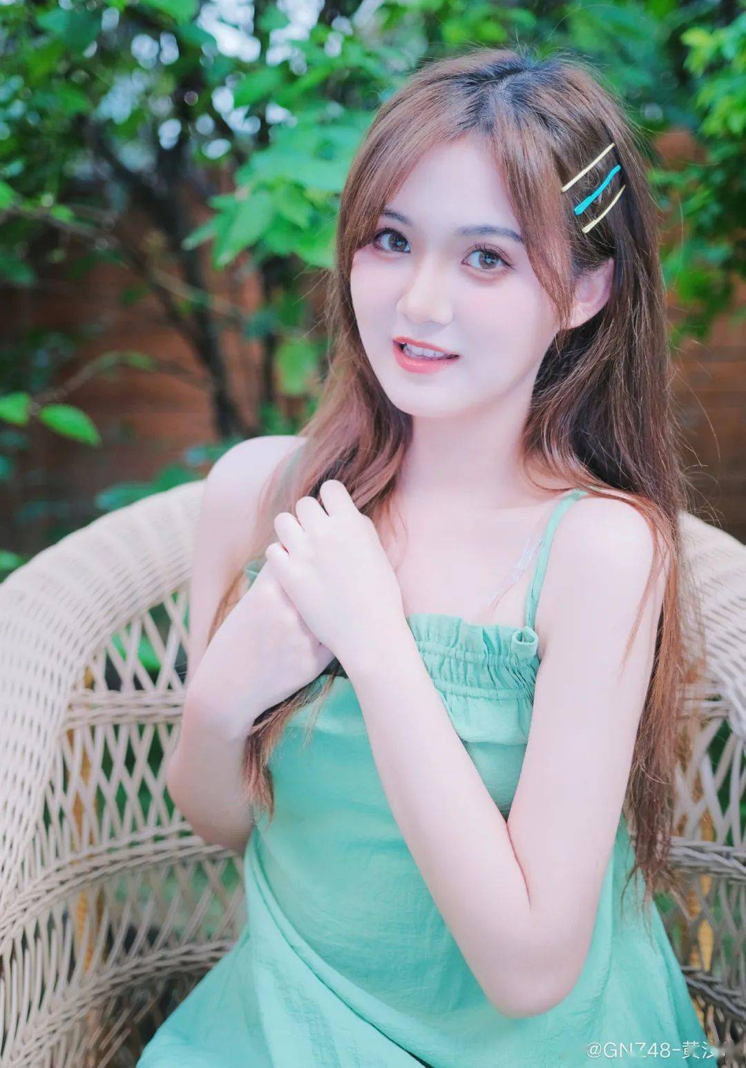 snh48王语晨august天蓝色吊带裙淡雅洁净,肩部的蝴蝶