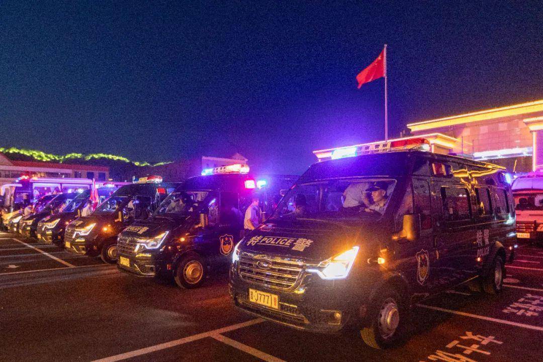 "随着郭红波一声令下,警灯闪烁,警笛齐鸣,全体参战民辅警和武警官兵