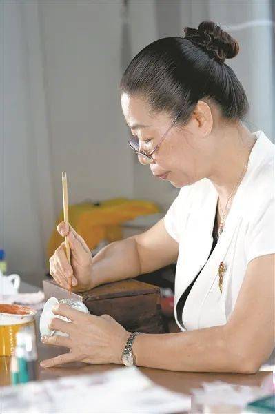 她为瓷器"梳妆"37年,多年坚守的秘诀是……_广彩_何丽芬_市场