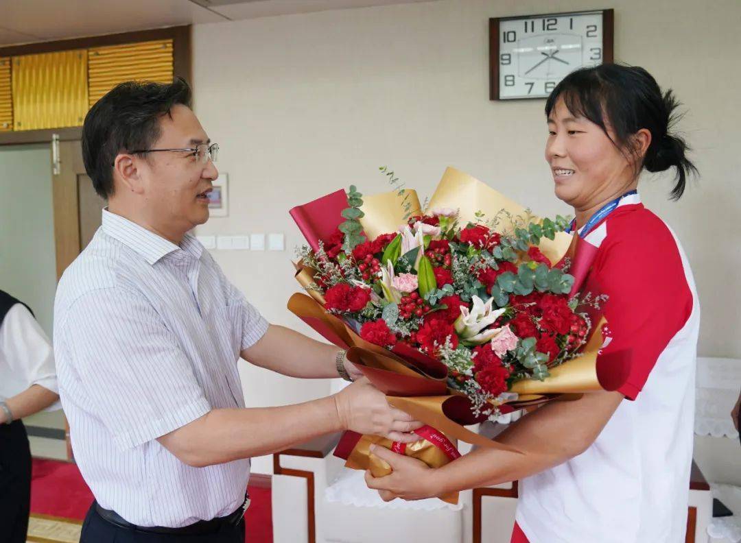 8月10日,市委书记郑光泉,市委副书记,市长徐鸿会见载誉归来的新余籍